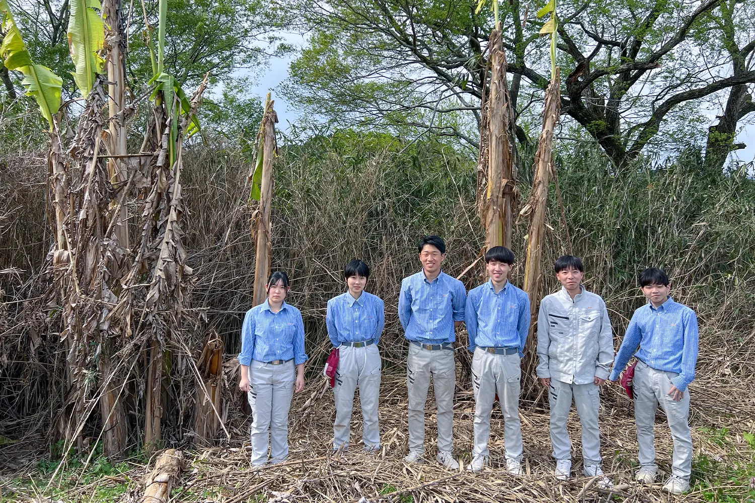 バショウの前にに並ぶ愛媛県立大洲農業高等学校の果樹班